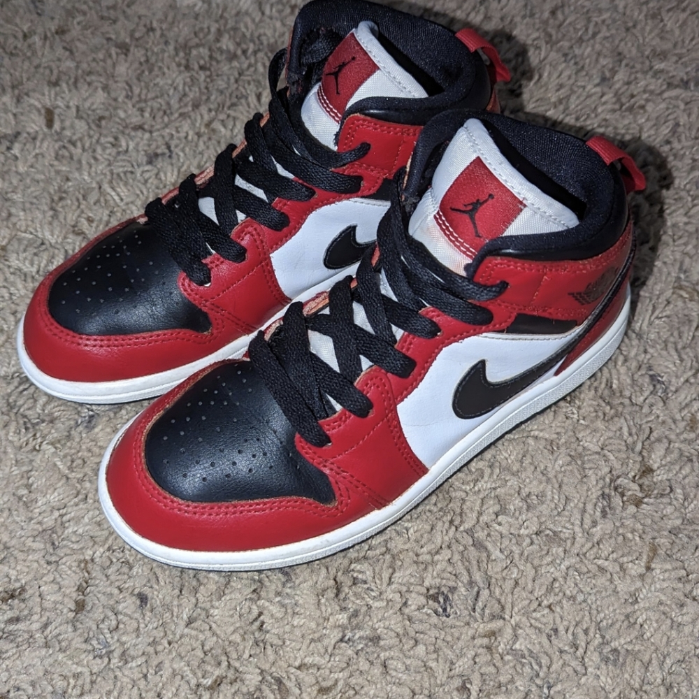 Jordan 1 Mid GS Chicago Black Toe